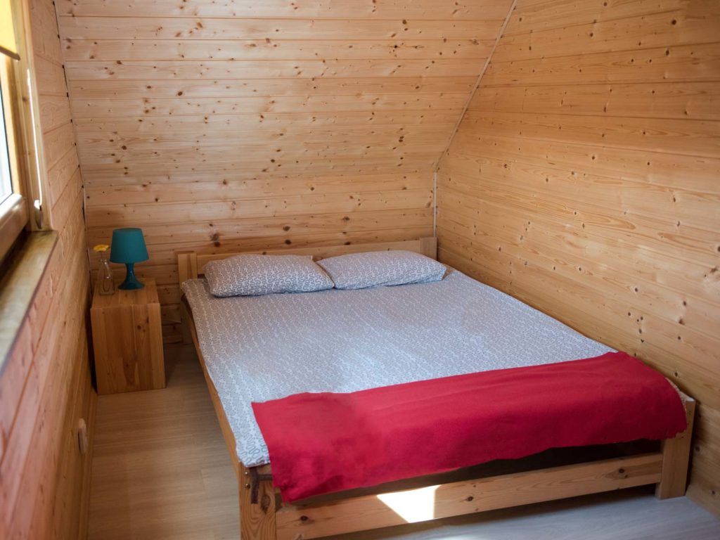 Sypialnia z łóżkiem podwójnym na poddaszu
